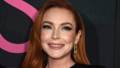 U DUGOJ HALJINI SA VELIKIM PROREZOM PRIVUKLA SVE POGLEDE Lindzi Lohan se iznenada pojavila na premijeri kultnog filma