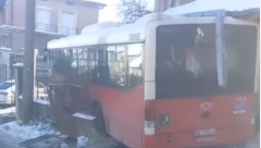 AUTOBUS SLETEO S PUTA Uleteo u dvorište kuće