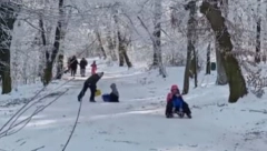 U PRESTONICI OTVORENA SEZONA SANKANJA Presrećni mališani uživaju u zimskoj čaroliji (VIDEO)