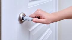I VI ĆETE TO URADITI KADA ČUJETE RAZLOG Evo zašto ljudi stavljaju aluminijumsku foliju na kvaku