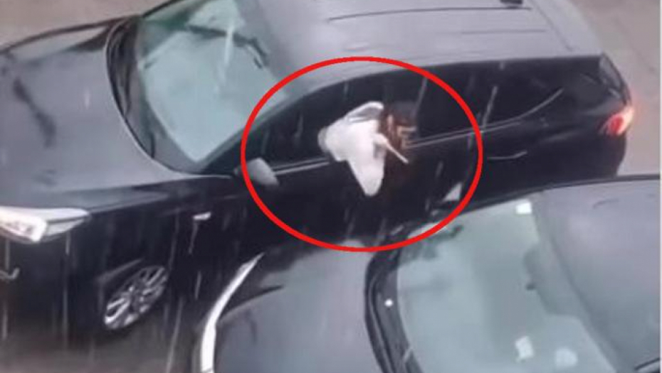 TOTALNO MU UNIŠTILA AUTOMOBIL! Devojka uzela nož, pa izgrebala farbu i uništila šoferšajbnu, a sve zbog jednog razloga (VIDEO)