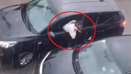 TOTALNO MU UNIŠTILA AUTOMOBIL! Devojka uzela nož, pa izgrebala farbu i uništila šoferšajbnu, a sve zbog jednog razloga (VIDEO)