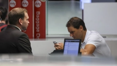 NIKADA OVAKO NIJE IZGLEDAO Rafael Nadal uslikan na aerodromu kako napušta Australiju, svi komentarišu jedan detalj (FOTO)