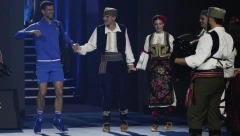 NOVAK NAPRAVIO LUDNICU U MELBURNU Đoković igrao kolo, nasmejao lepu Ruskinju, glumio sudiju i pobedio Cicipasa (VIDEO)