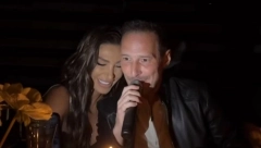 OSTAVILA PEVAČA ZBOG ALKOHOLA, PA MU DALA JOŠ JEDNU ŠANSU Sada uživa u luksuzu, a od njenih vrelih fotki muškarcima nije dobro