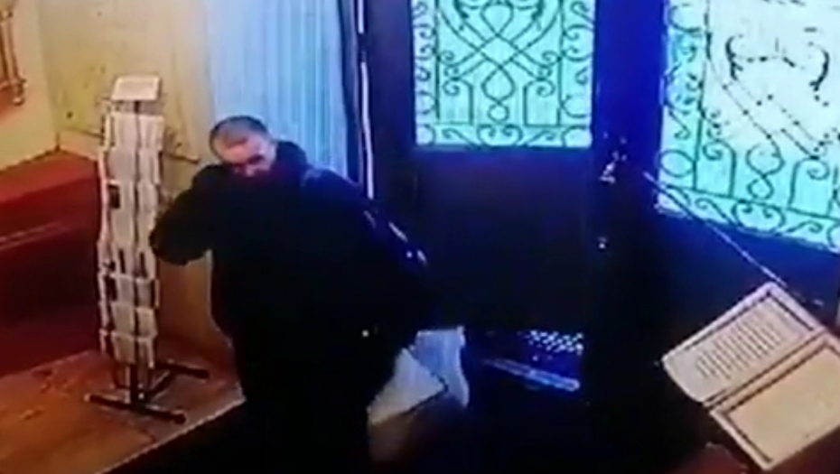 SRAMNO Lopov odneo ikonu Bogorodice iz crkve, pa zažalio (VIDEO)