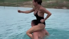 SRPSKA INFLUENSERKA NAVUKLA GNEV JAVNOSTI! Ovako se ponaša u bazenu sa svojim odraslim sinom, momentalno se oglasili i psiholozi