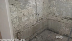 RENOVIRAO KUPATILO, PA OSTAO U ŠOKU Kada je video šta mu je ispod kade pozvao je sve stanare zgrade na Zvezdari