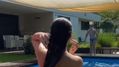 NAŠA GLUMICA GOLIH GRUDI PRED SINOM Fotografijama navukla gnev javnosti, usijale se mreže od komentara!