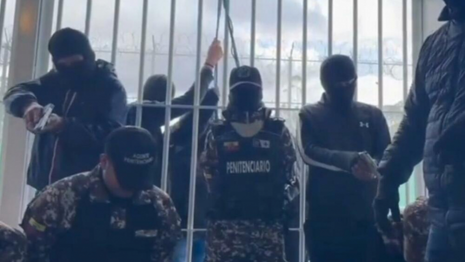 (UZNEMIRUJUĆI VIDEO) VEŠAJU ZAROBLJENE ČUVARE ZATVORA?! Jezivi snimci iz Ekvadora: Naterajte ga da vrišti!