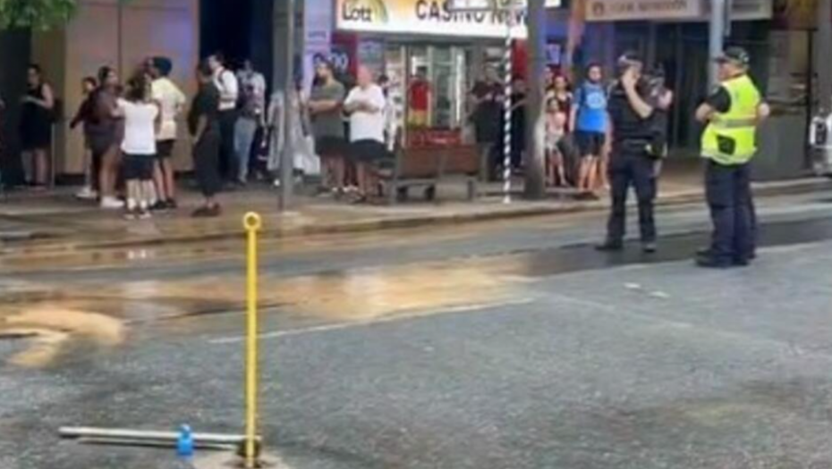 GODINAMA SPAVALA PORED MRTVOG BRATA Komšije se žalile na nesnosan smrad,  policija jedva došla do leša (VIDEO)