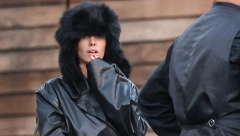 KONAČNO NIJE POLUGOLA Bjanka Senzori u crnom kožnom mantilu i sa šubarom na glavi prošetala Los Anđelesom