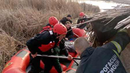 DRAMA U SUBOTICI! NA LEDENOM JEZERU SE PREVRNUO BROD S 5 OSOBA Sekli su trsku i upali u vodu, spasli ih hrabri vatrogasci