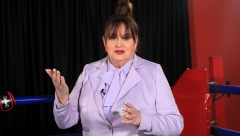 NADA MACURA SE VOZI TROLOM Doktorka ful sređena i u "šanelu" prigrlila šipku u gradskom prevozu