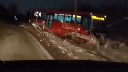 JEZIVA SCENA KOD OBRENOVCA Autobus sleteo s puta