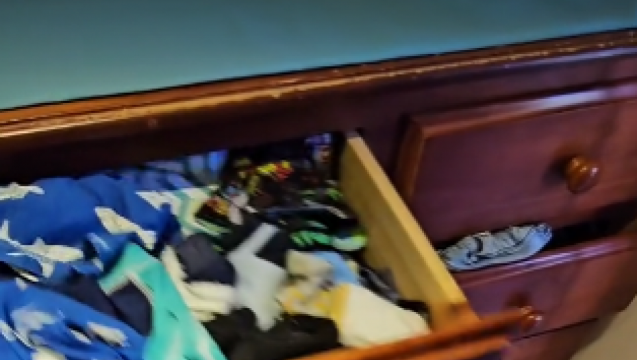 MAJKA OTVORILA FIOKU SVOG SINA, USLEDIO JE ŠOK! "To se ne viđa svaki dan" (VIDEO)