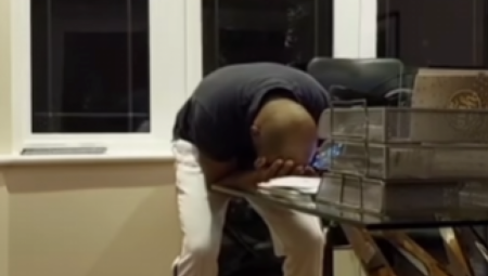 BIO JE BESKUĆNIK I U DUGOVIMA DO GUŠE Prijatelj ga je snimio u trenutku kada sklapa posao od milijardu dolara! (VIDEO)