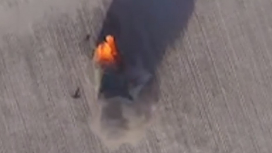 RUSI IZVELI MUNJEVIT NAPAD „Lancet“ uništava haubicu (VIDEO)