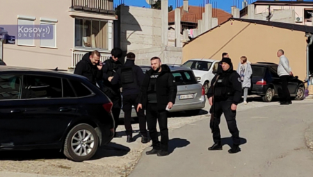 NAPETO ISPRED OPŠTINE KOSOVSKA MITROVICA Srbi traže svoja prava - Kurti poslao specijalce u džipovima