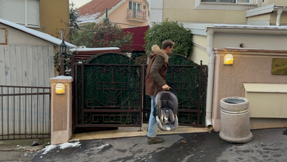 BIKOVIĆ IZVEO VERENICU I SINA IZ PORODILIŠTA! Glumac napravio kolaps ispred bolnice, novopečeni roditelji pobegli fotoreporterima