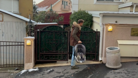 BIKOVIĆ IZVEO VERENICU I SINA IZ PORODILIŠTA! Glumac napravio kolaps ispred bolnice, novopečeni roditelji pobegli fotoreporterima