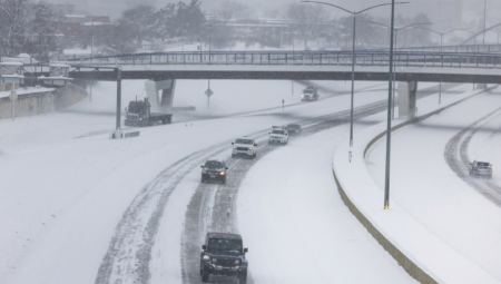 VOZAČI PAŽNJA! Ne kretati na put bez zimske opreme: Na pojedinim deonicama puteva ima snega, pogledajte gde