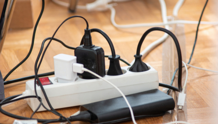 OVE STVARI NIKAKO NE BI SMELI DA SE UKLJUČUJETE U PRODUŽNI KABL Ako to radite u velikoj ste OPASNOSTI