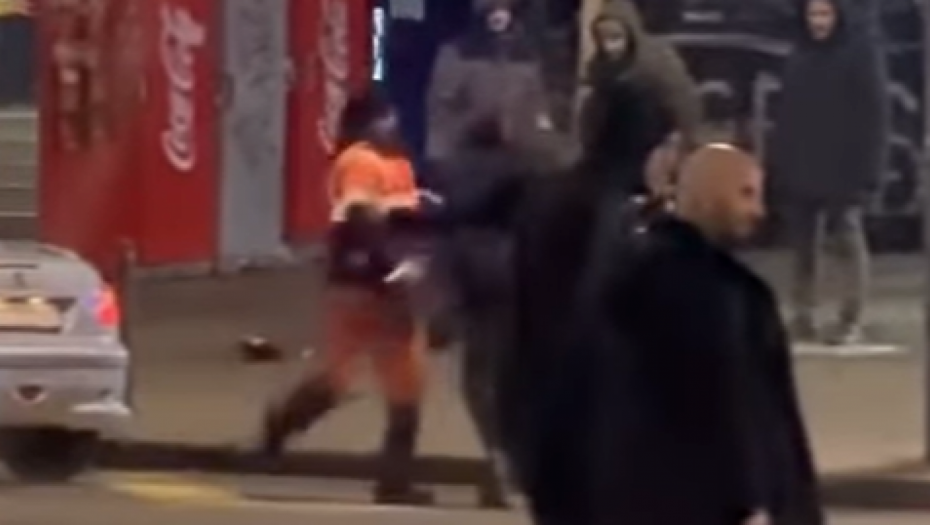 TINEJDŽERI NAPALI RADNIKA GRADSKE ČISTOĆE Udarali ga motkom i šutirali u centru Beograda (VIDEO)