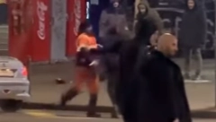 TINEJDŽERI NAPALI RADNIKA GRADSKE ČISTOĆE Udarali ga motkom i šutirali u centru Beograda (VIDEO)