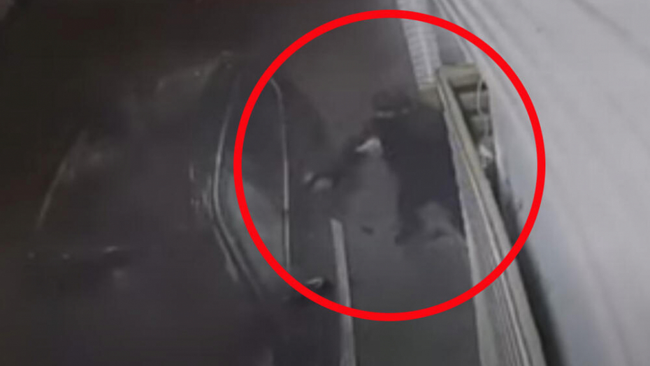 ŠOK JEZIVI SNIMAK SAČEKUŠE U ATINI Plaćeni ubica ispalio 97 hitaca na vlasnika pumpe! Ispraznio je dva okvira puške, a onda...
