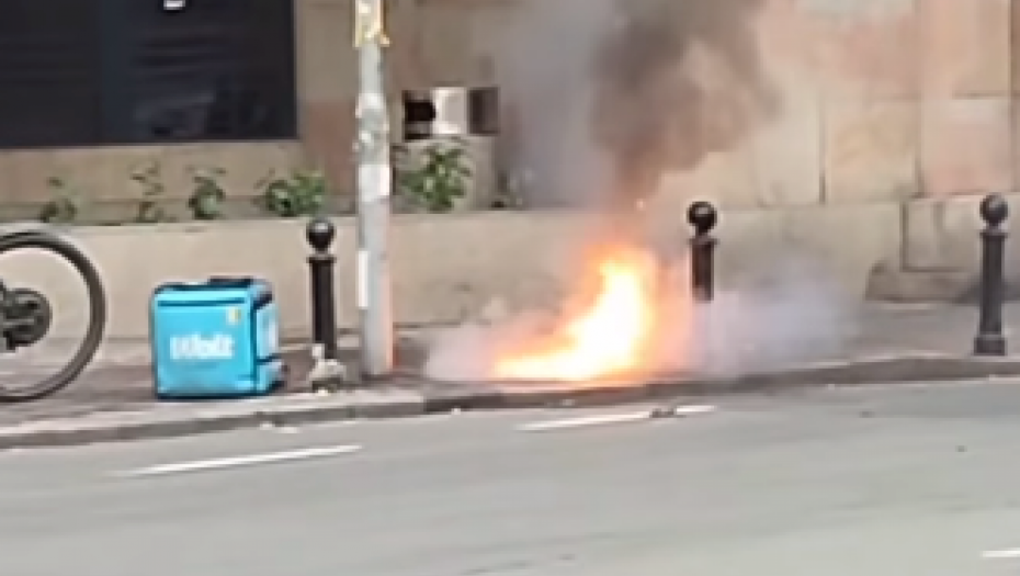 HOROR U CENTRU BEOGRADA! DOSTAVLJAČU EKSPLODIRAO BAJS USRED VOŽNJE Pogledajte jezivi snimak (VIDEO)