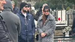 POMEN ŽELJKU RAŽNATOVIĆU ARKANU Na Novo groblje prvi stigli Veljko i Bogdana, on sve vreme drži jednu stvar u ruci!
