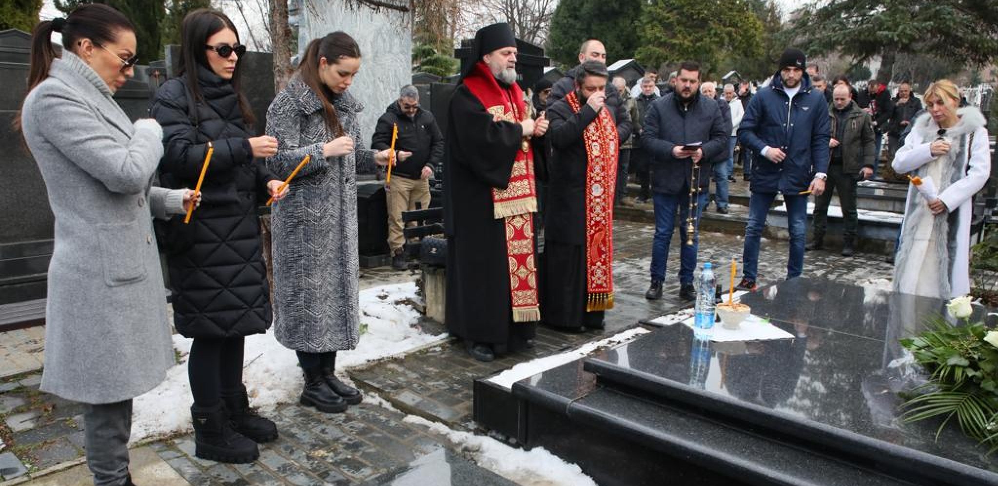 ANASTASIJA NEUTEŠNO GLEDA U OČEV GROB Potresne scene na groblju, prišla joj i Ceca, a Veljkov pogled kida dušu