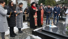 ANASTASIJA NEUTEŠNO GLEDA U OČEV GROB Potresne scene na groblju, prišla joj i Ceca, a Veljkov pogled kida dušu