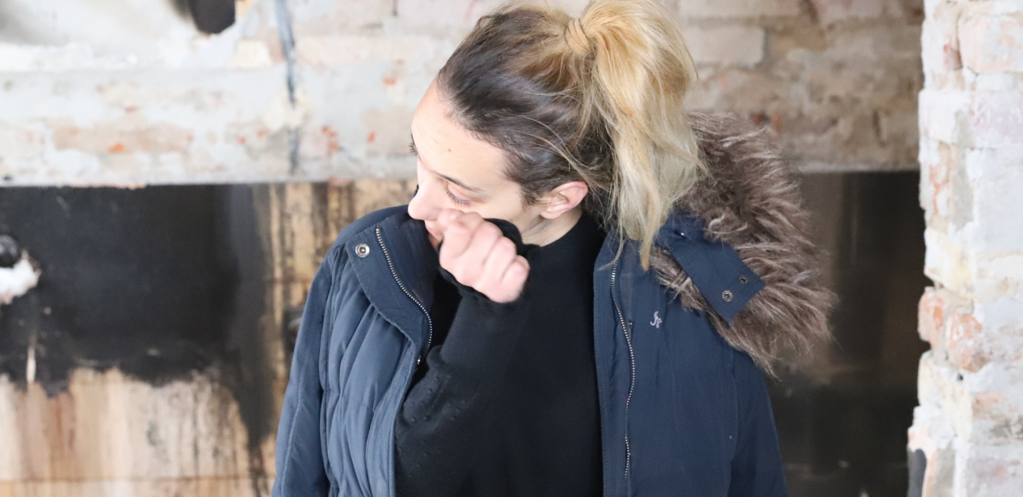 MAJKA HEROJ SAMA IZBILA ŠTOK PROZORA I SPASLA DVE ĆERKICE, LICE JOJ IZGORELO "Beba je bila u plamenu zbog ćebeta, bilo je hladno..." (VIDEO)