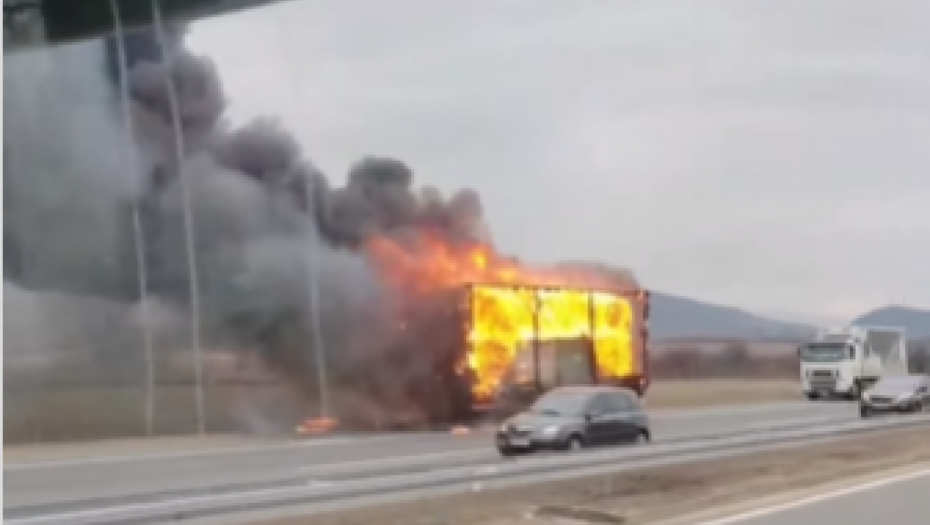 KULJA GUST DIM NA AUTO-PUTU KOD NIŠA Zapalila se prikolica, saobraćaj u zastoju (VIDEO)