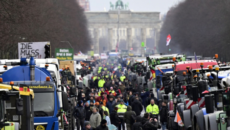 OPŠTI HAOS NA MASOVNOM PROTESTU U NEMAČKOJ Hitno reagovala policija, morali su da ih hapse!