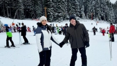 TANJA SAVIĆ UŽIVA NA ZIMOVANJU SA DEČKOM I SINOVIMA Emotivna fotografija topi srca, pevačica konačno blista