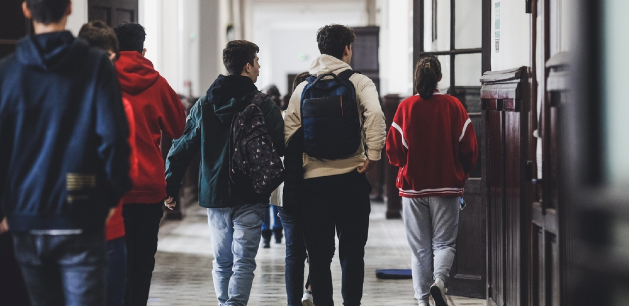 NOVI BIZARNI TIKTOK IZAZOV MEĐU DECOM Gađaju stisnutu pesnicu kovanicama kako bi krvarili!