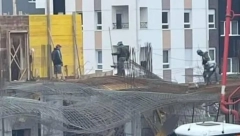 URUŠIO SE SPRAT ZGRADE Užas u Nišu, daske i beton svuda po putu (VIDEO)