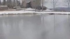 DEVOJČICA (8) UPALA U ZALEĐENO JEZERO Isplivao herojski snimak sapasavanja (VIDEO)