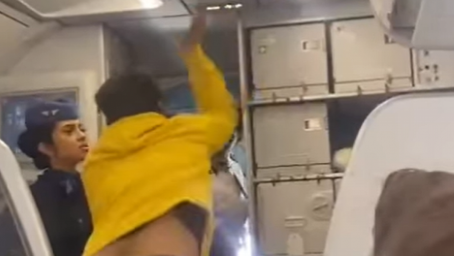 PUTNIK UDARIO PILOTA, STJUARDESA PLAČE Užas na nebu, isplivao jeziv snimak iz aviona (VIDEO)