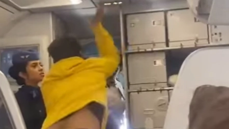 PUTNIK UDARIO PILOTA, STJUARDESA PLAČE Užas na nebu, isplivao jeziv snimak iz aviona (VIDEO)