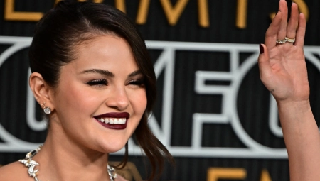 "GOLA" HALJINA I 450 HILJADA ŠLJOKICA Selena Gomez oduševila stajlingom na dodeli Emi nagrada, svi pogledi bili su uprti u nju
