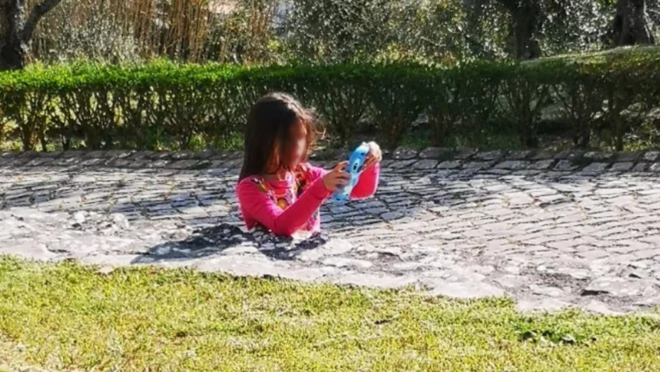 AU, NIŠTA VAM NEĆE BITI JASNO! Optička iluzija bacila u rebus korisnike mreža: GDE JOJ JE TELO? (FOTO)