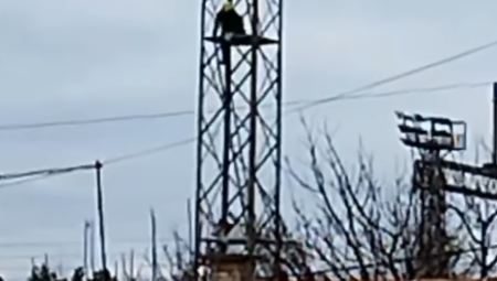 SNIMAK DRAME U PANČEVU Muškarac preti da će da skoči sa tornja, vatrogasci se penju da ga spasu (VIDEO)