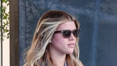 GLASINE SU TAČNE? Sofija Riči prošetala u modernom širokom kaputu, svi se klade da ispod njega krije "mini iznenađenje"