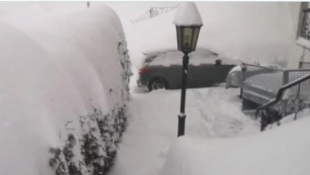 "SNEG TAKO JAKO VEJE DA LJUDI IZ KUĆA IZLAZE KROZ PROZORE!" Snežno nevreme napravilo neviđeni haos u Norveškoj - OVO NE PAMTE