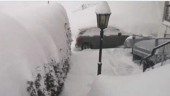 "SNEG TAKO JAKO VEJE DA LJUDI IZ KUĆA IZLAZE KROZ PROZORE!" Snežno nevreme napravilo neviđeni haos u Norveškoj - OVO NE PAMTE