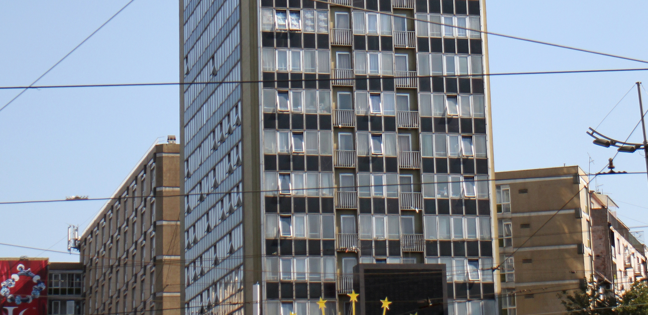 POZNATI PEVAČ GODINAMA ŽIVEO U HOTELU "SLAVIJA" Uskoro će biti srušen, a evo šta on kaže o tome!